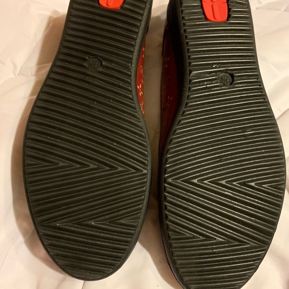 Women’s open toe flat flowered shoes. Color - Red wine. Size - 9.5. - Picture 5 of 5